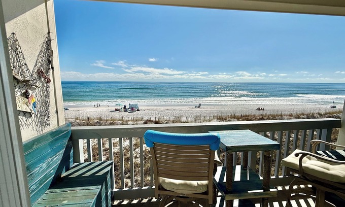 Pensacola Beach Condominio | Frente al Golfo 'Seas the Day' 2/2 Villas on the Gulf ¡todo nuevo!
