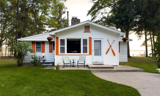 Higgins Lake Cabaña | 100 'privado, Sandy Lakefront! Cabaña familiar para 8-10! ¡Tarifas de otoño disponibles!