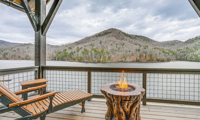 Bear Lake Reserve Cabaña | Direct Lake Access & Fire Pit: Tuckasegee Cottage!