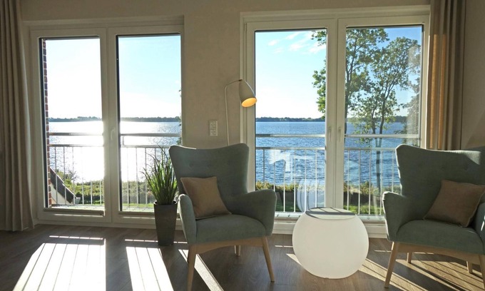 Klein Wittensee Apartamento | Direct lakeside location, fantastic lake view, balcony, Baltic Sea 12 km, barrel sauna, balcony