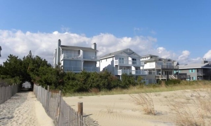Fenwick Island Casa | Direct Ocean Front Townhouse con múltiples cubiertas actualizadas y hermosas