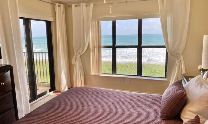 Hutchinson Island South Condominio | DIRECT OCEAN FRONT ON BEACH! AMAZING OCEAN VIEW, ELEGANT 2BR/2BA Mthly Discount!