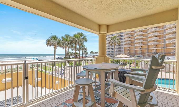 New Smyrna Beach Condominio | 🏖️Direct Ocean Views-Private Stairs to Beach + Pool-Atlantic Villas 101🏖️
