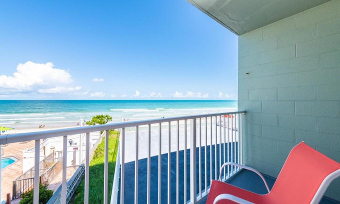 East Daytona Apartamento | Direct Oceanfront Private Balcony Tiki King bed