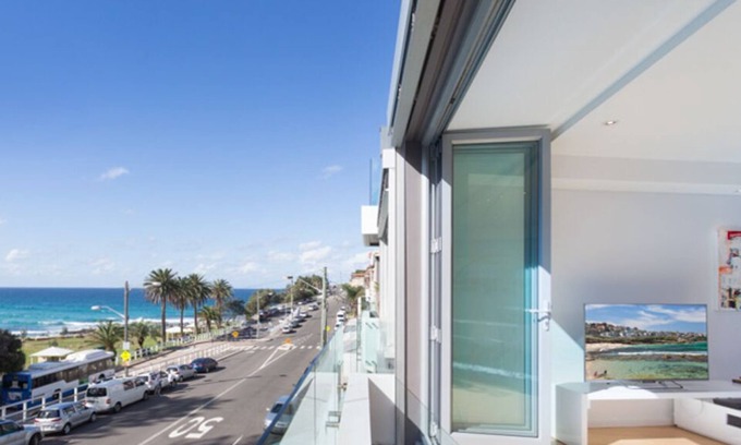 Bronte Apartamento | Directamente frente a las famosas olas de la playa de Bronte con vistas despejadas