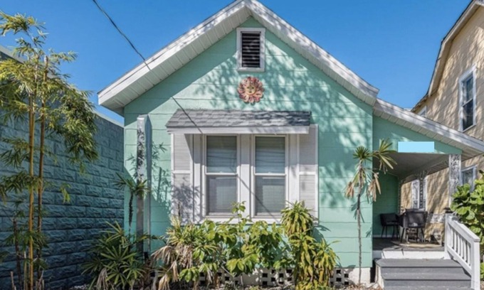 Historic Uptown Casa | Directly Downtown Entire home St. Pete Bungalow
