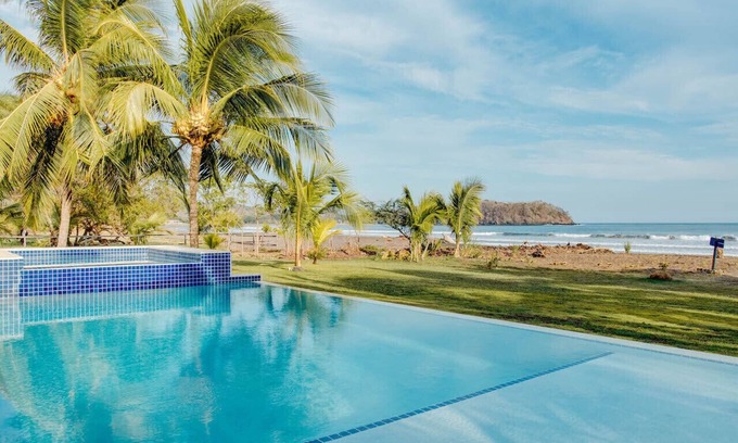 Las Escobas del Venado Casa | Casa Azul, directamente en playa venao, el mejor surf en Panamá, para 6-9 +