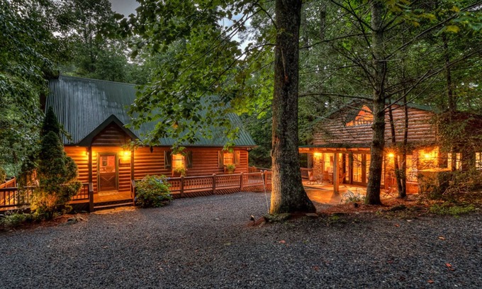Cherry Log Cabina | Directly on Big Creek/Hot Tub/Game Room/Outdoor Living Space/ Remote/True Cabin