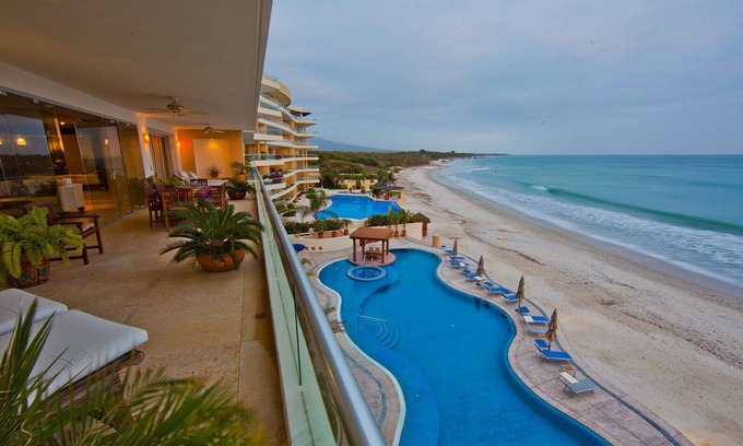 Emiliano Zapata Condominio | Directamente en la playa, lujo y confort! Perfecto para su familia.