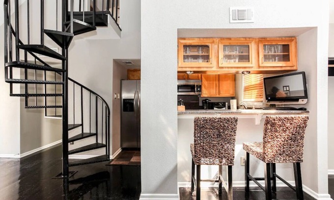 Waller Creek District Condominio | Disfrute de dos niveles de alojamiento en el corazón de la acción Downtown.