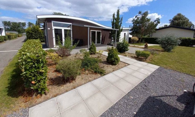 Dordtse Biesbosch Chalet De Esquí | Disabled chalet with 3 bedrooms and a garden with terrace