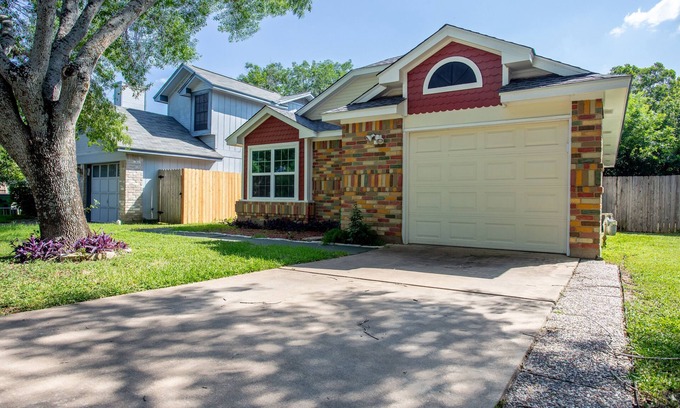 Wells Branch Casa | Discernir la casa estilo rancho con patio cubierto de hierba
