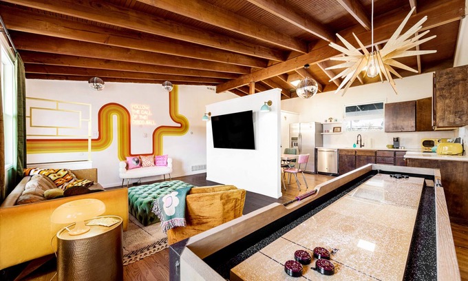 South Westminster Casa | DiscoDen~Easy Access to Boulder, DT & Red Rocks w/ Shuffleboard, Firepit &Murals
