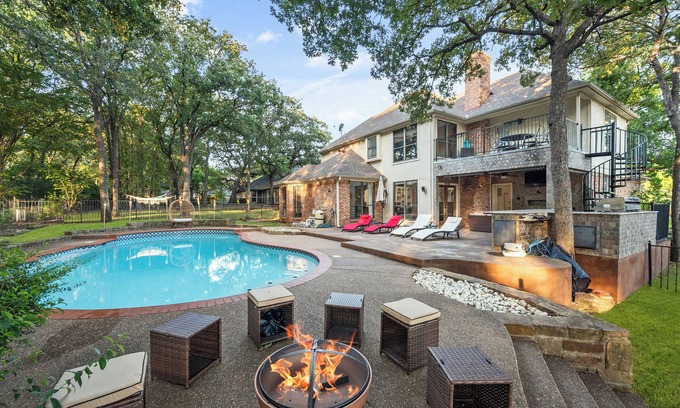 Azle Casa | Discount! 30% - King Beds LUX Pool at the Lake Theater Gym Arcade
