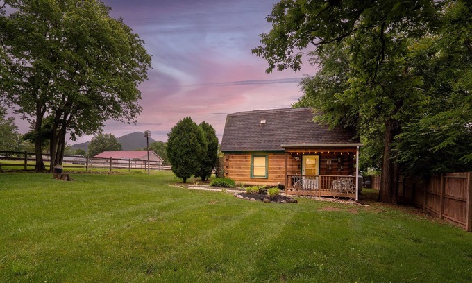 Stanley Casa | Discount avail! Couples retreat in Shenandoah, grill, firepit, 2 apts.