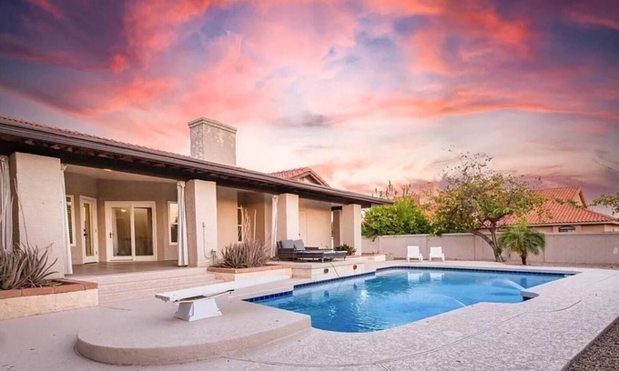 Estate Grove Valencia Est Casa | Discount! Luxe Oasis w/Pool & Mini-Golf, Game Rm