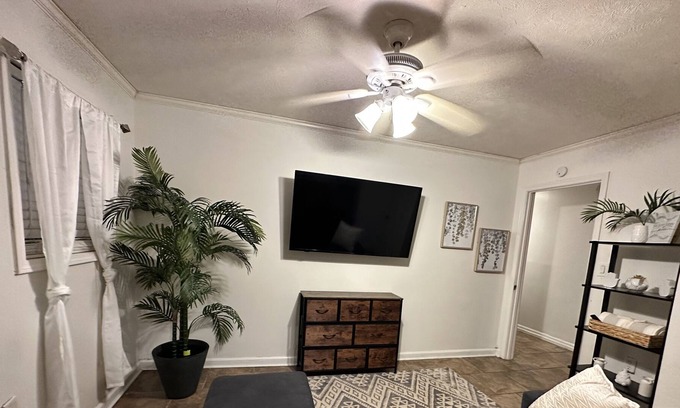 Fondren Apartamento | Discounted Cozy Home with Modern Amenities