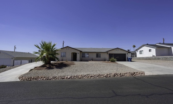 Lake Havasu City Casa | Desert Oasis 3 BR 2 BA espacioso w / Lots of Parking & Centrally Located