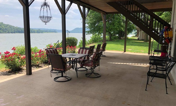 Hanover Casa | Discounted rate for a 1 king, 2 queen house overlooking the Ohio River