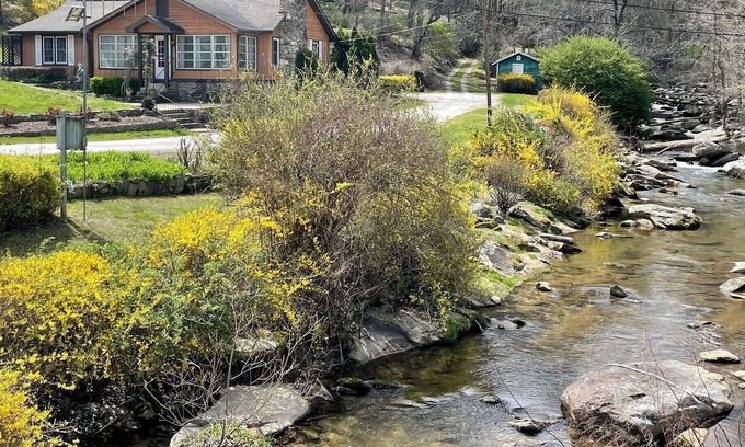 Bat Cave Cabaña | DISCOUNTED RATES FOR THE REMAINDER OF 2023! LOVELY 2BR/1BATH COTTAGE W/SUNPORCH, MOUNTAIN VIEWS, RIGHT ON REEDY PATCH CREEK!