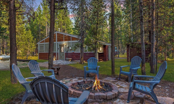 Island Park Cabina | *DISCOUNTED RATES* KABINO: Dogs OK Fire Pit Fireplace Loft w/ Low Ceiling High Chair WiFi