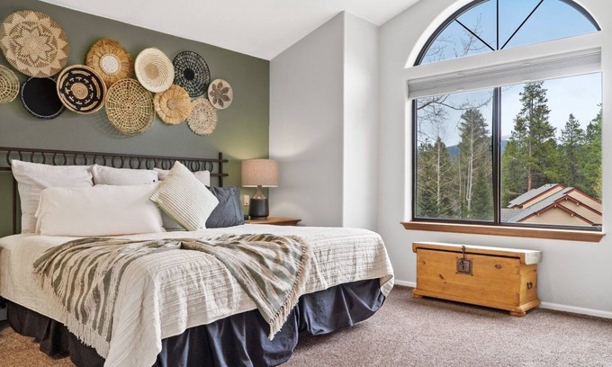 Peak 8 Casa | Discounted Remaining Summer! Hot Tub+Shuttle+Bunks