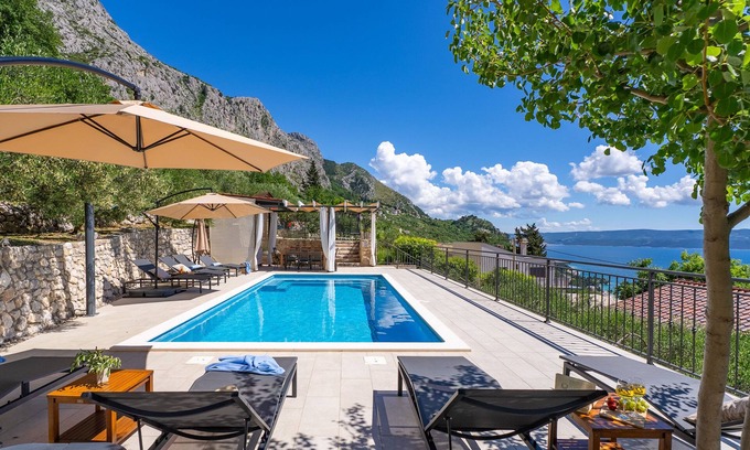 Borak Villa | Seaview VILLA B2B con piscina privada climatizada y sorprendentes vistas panorámicas al mar.