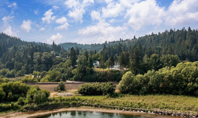 Bonners Ferry Casa | Discover Bonners Ferry charm, steps away from Casino at Best Western