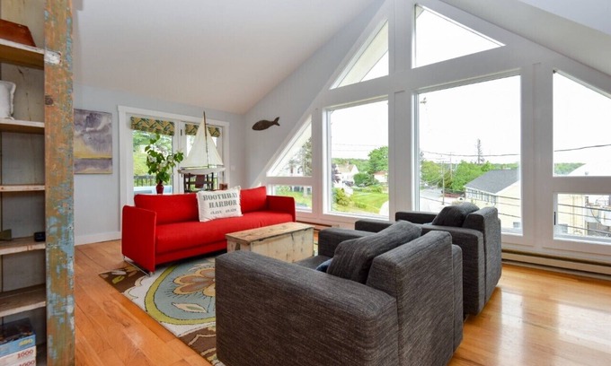 Boothbay Harbor Casa | Un elegante loft en el corazón de la costa de trabajo