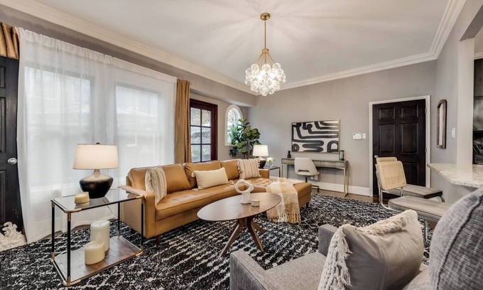 Peak's Suburban Addition Condominio | Discover Dallas charm at our 1-bedroom retreat nestled in the historic Swiss Avenue neighborhood. Enjoy a private patio, bright spaces, and a fully equipped kitchen for short or long stays. Walk tree-lined streets adorned with historical mansions.