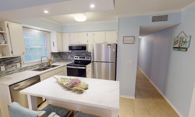North Myrtle Beach Condominio | Discover enchanting courtyard living in this stunningly updated Ocean Winds.