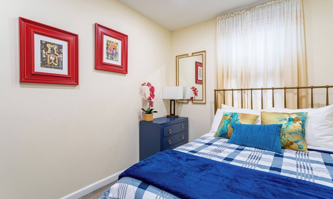 New Rochelle Apartamento | Discover fun at NYC 30min drive stay at our cozy 2bed apartment in New Rochelle