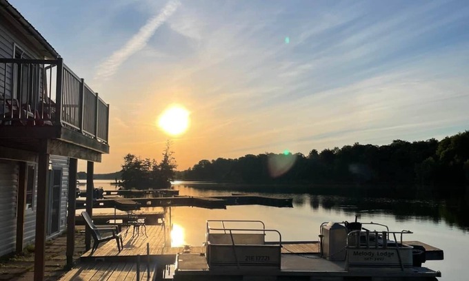 Frontenac Cabina | Discover Melody Lodge, Ontario's Best-Kept Secret Where Tranquil Nature, Adventure, and Comfort Await.