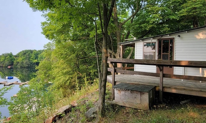 Frontenac Cabina | Discover Melody Lodge, Ontario's Best-Kept Secret Where Tranquil Nature, Adventure, and Comfort Await.