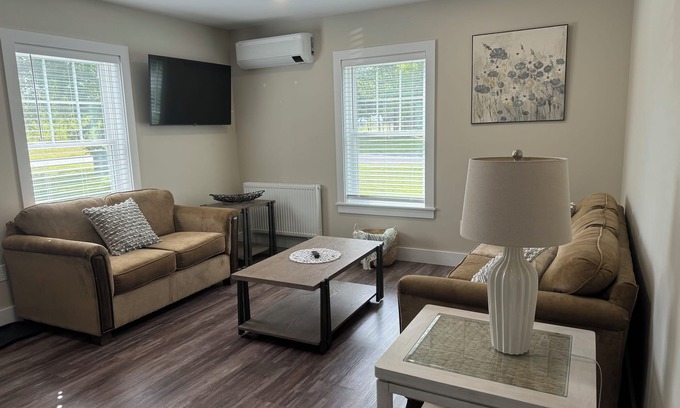 Oakland Casa | Discover Oakland charm near Colby College 10 min