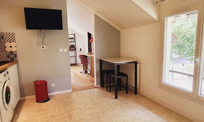 Le Plessis-Robinson Apartamento | Discover our comfortable studio, nestled in a quiet neighborhood 20 minutes from Paris.
