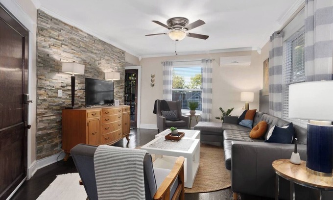 Southmoreland Apartamento | Discover our charming 2-bed, 1-bath apartment in a beautifully restored triplex