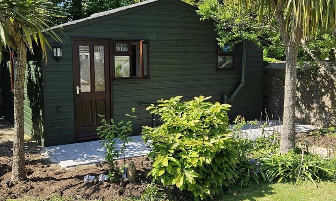 Camborne Chalet De Esquí | Discover our inviting chalet in the historical town of Camborne, Cornwall!