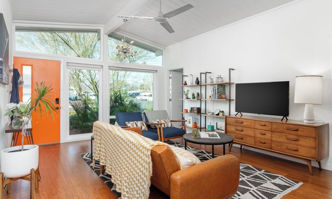 Concord Casa | Discover serene luxury in our modern Eichler retreat.