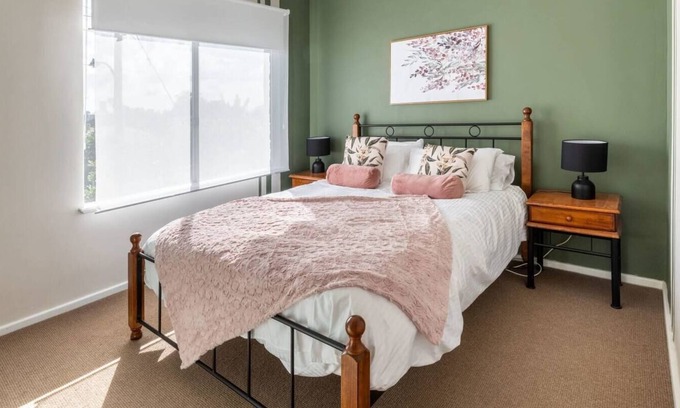 South Perth Apartamento | Discover South Perth's ideal stay: Norfolk Gardens. 2BR, 1BA, comfy & spacious!