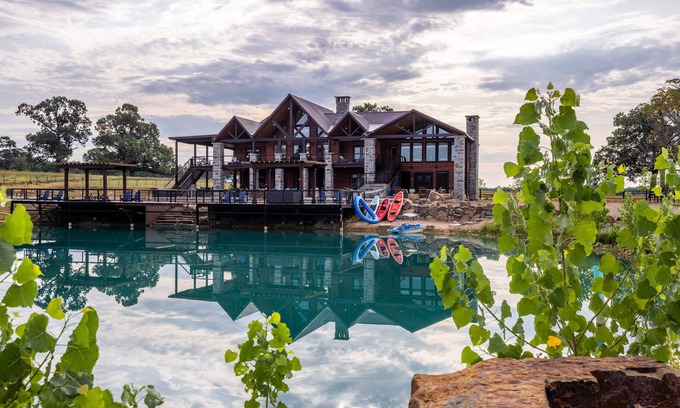 Broken Bow Cabina | Discover the Beauty of Crystal Lake Ranch Mansion in Broken Bow