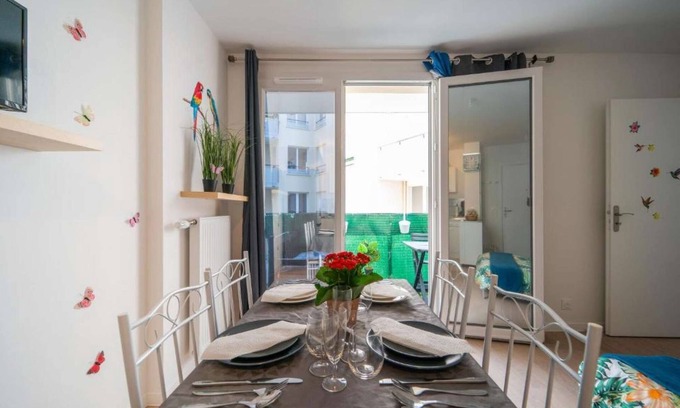 Plateau — Pyramide Apartamento | Discover the Cocotier Athisien in Athis-Mons, a booming business located 20 minutes from Paris.