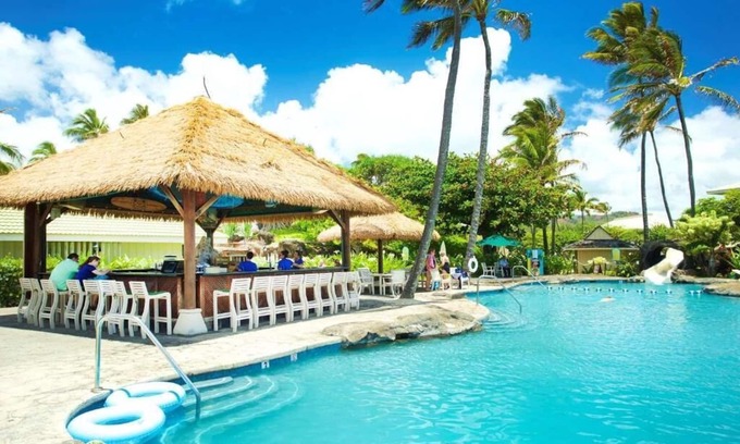 Hanamaulu Hotel | Discover the magic of Kauai! 2 Garden View Units! Onsite Pool!