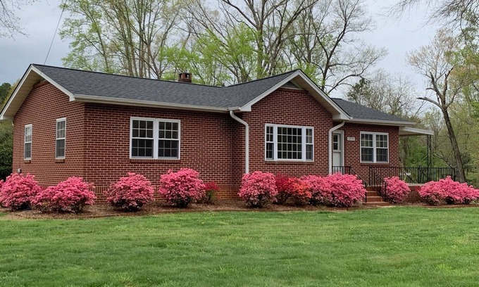Long View Casa | Discover Tranquility at Carolina Cottage - Cozy 2-Bedroom Retreat in Hickory, NC