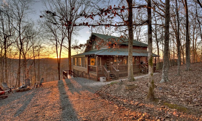 Ellijay Cabina | Discover Treetop Getaway -Pet-friendly retreat with panoramic mountain views, hot tub, firepit, fenced yard, WiFi, and a game-room