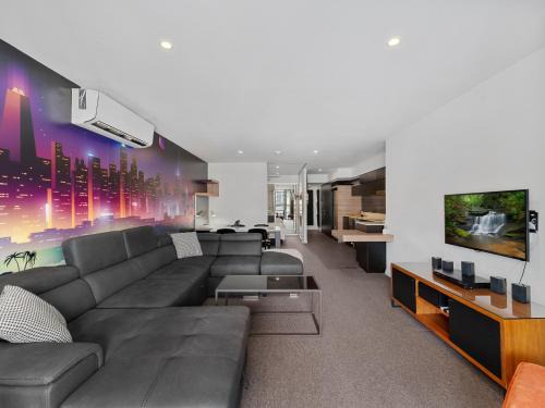 South Brisbane Apartamento | Discover urban bliss in our 1-bedroom King bed apartment! City views and cultural gems
