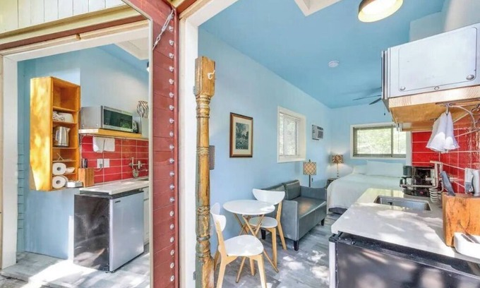 Windsor Park Casa | Discover UT Austin in just 6 mins! Cozy studio retreat awaits.