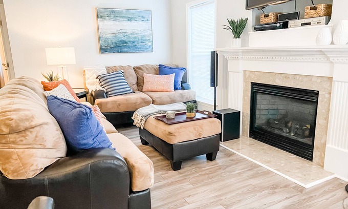 Cary Condominio | Discover Your Home Away from Home: 3B/2B Condo