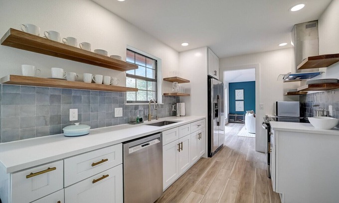 Manor Casa | Discover Your Ideal Austin Retreat: Spacious Home Near COTA, Downtown, and SXSW Venues