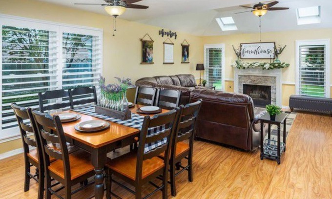 Live Oak Casa | Genial para grupos! Amplia casa para hasta 10 - ¡Se admiten perros!
